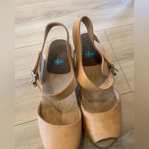 Mia Shoes Tan Leather Clog Sandal with Buckle - Picture 2 of 10